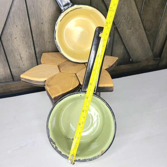 2 Vintage 5" Enamel pans with black handle yellow and green - Picture 6 of 7